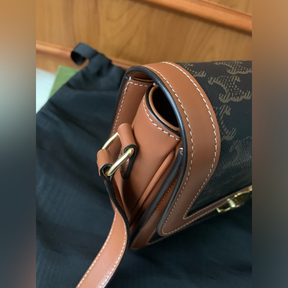 ✨CELINE CLASSIQUE TRIOMPHE BAG ✨
In Triomphe Canvas and Calfskin